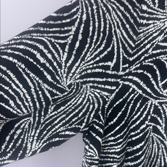 Olsen Hannah Black & White Leaf Patterned Glitter Accents Long Sleeve Top Size L - Picture 4 of 13